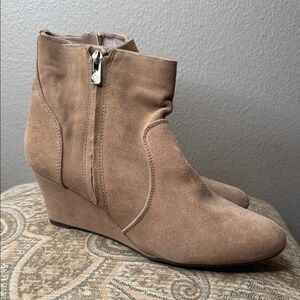 ANTONIO MELANI Tan Suede Wedge Boots Women’s Size 10